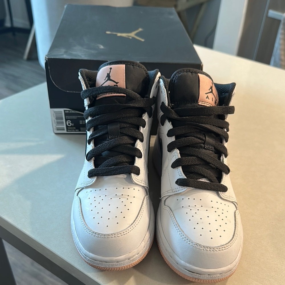 Jordan White and Black Sneakers Classic High-Top Design